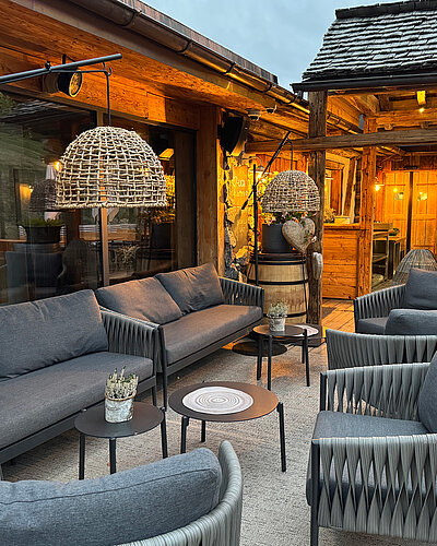 Abendstimmung im Vermala Wirt - Bild einer Lounge Sitzgruppe, der perfekte Ort für den Aperitif Ihrer Feier im Vermala Wirt.