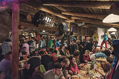 Gäste in Partystimmung beim Rodelabend im Vermala Wirt - die Weihnachtsfeierlocation im Montafon