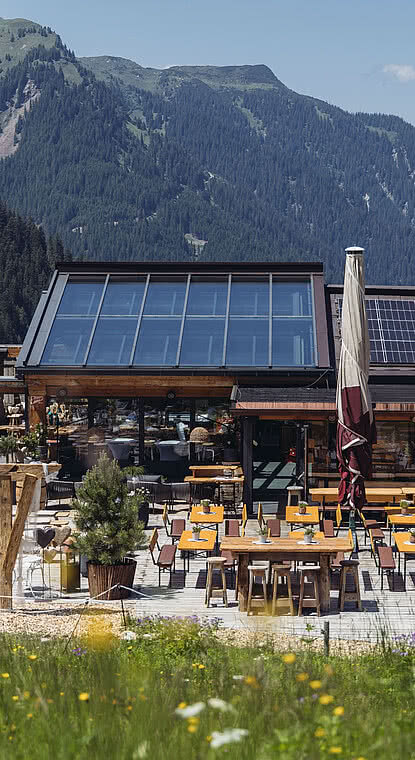 Vermala Wirt | Sommerterrasse & Hochzeitslocation in den Bergen – Silvretta Montafon Sommerterrasse des Vermala Wirt auf 1500 m Höhe mit traumhaftem Ausblick auf die umliegenden Berge – ein Ort zum Durchatmen, Feiern und Genießen.